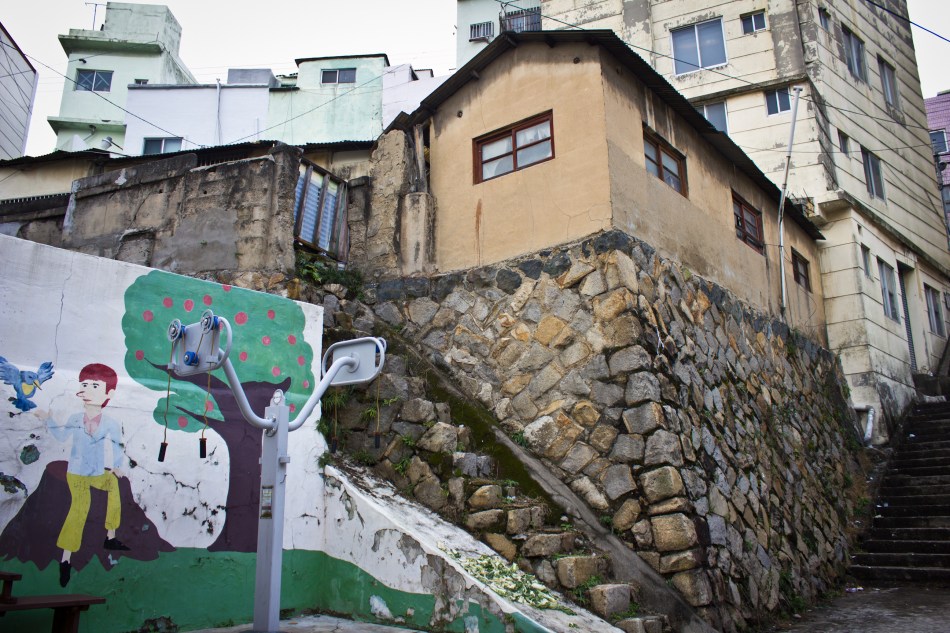 chojangdong wall top house