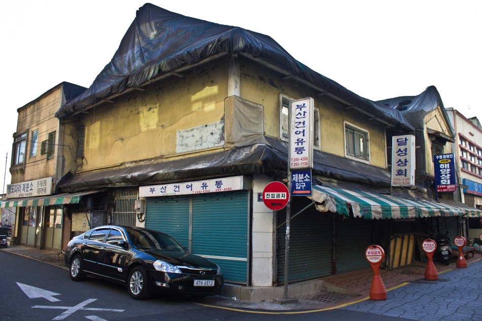 japanese waterfront house nampo