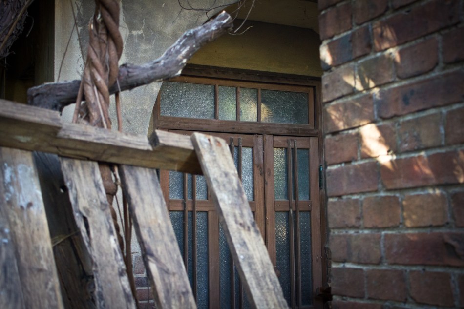 janggundong hill house door