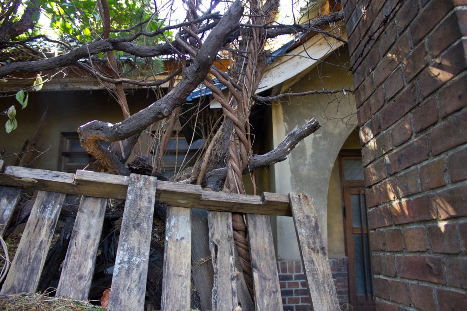 janggundong hill house entry
