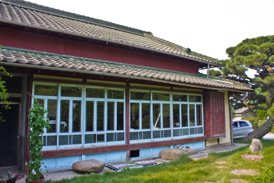 daejeo red japanese house